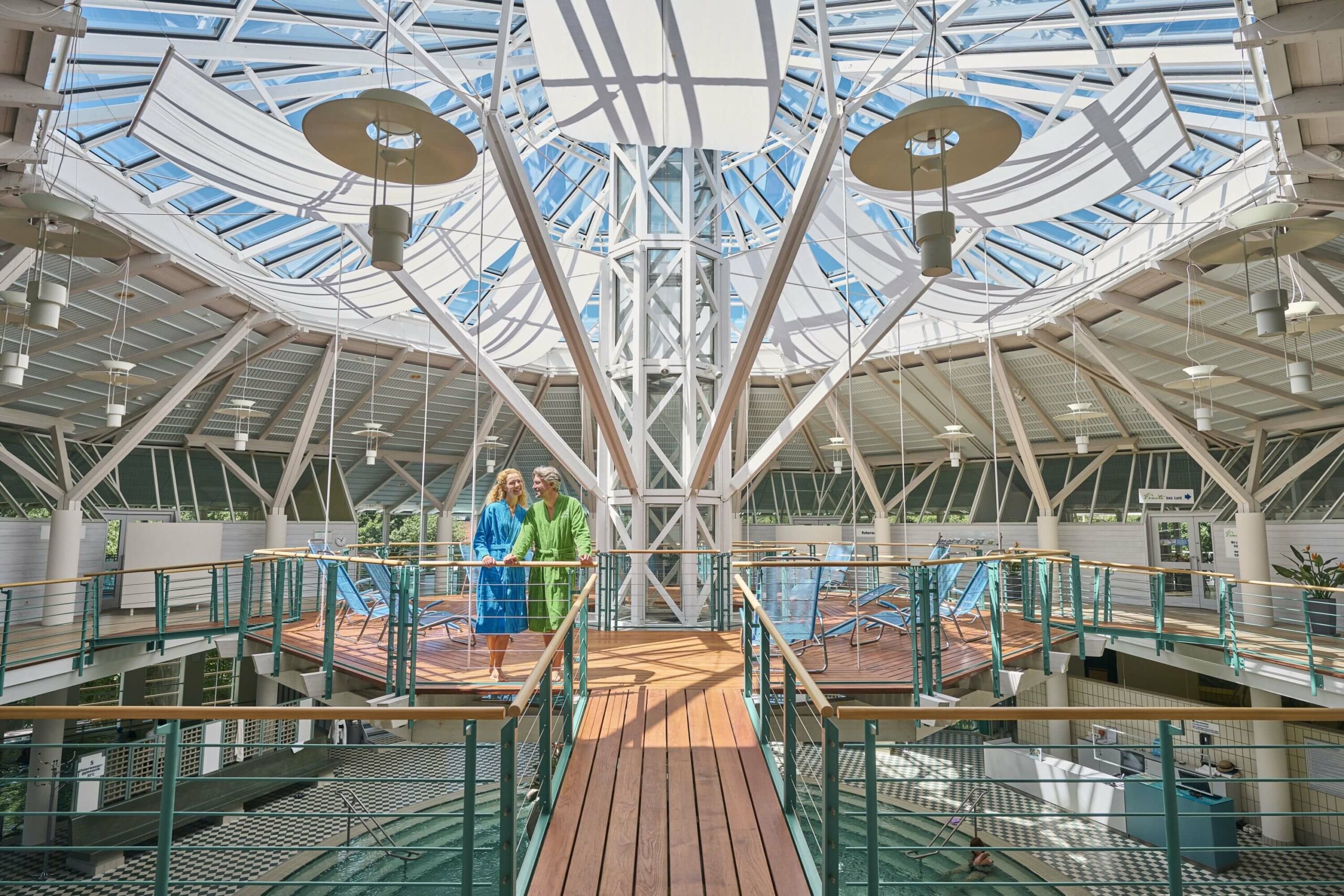 Über dem Rundbecken des Therapiebades in der Rottal Therme Bad Birnbach