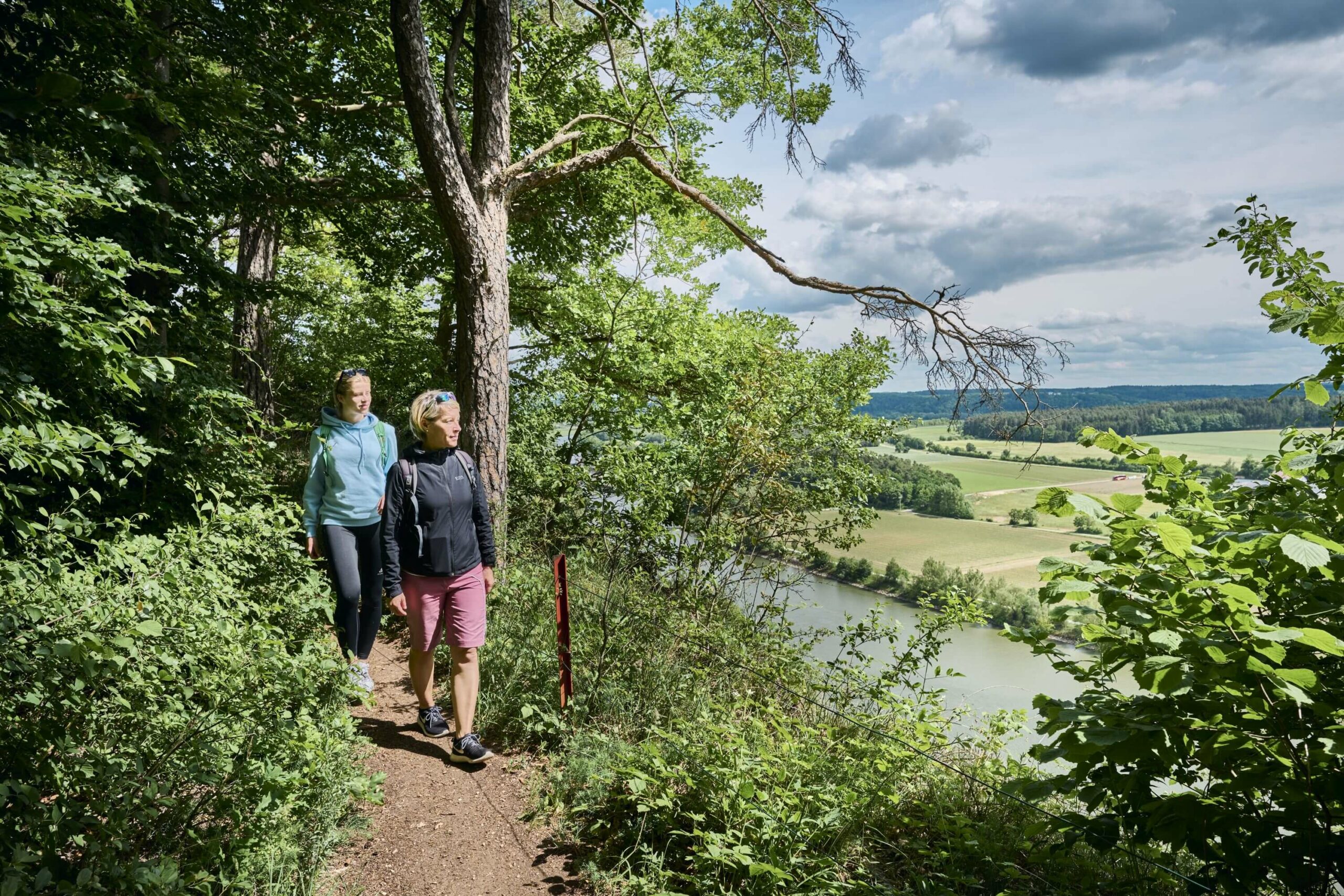 Mutter und Tochter beim Wandern Donau-Panoramaweg Bad Abbach