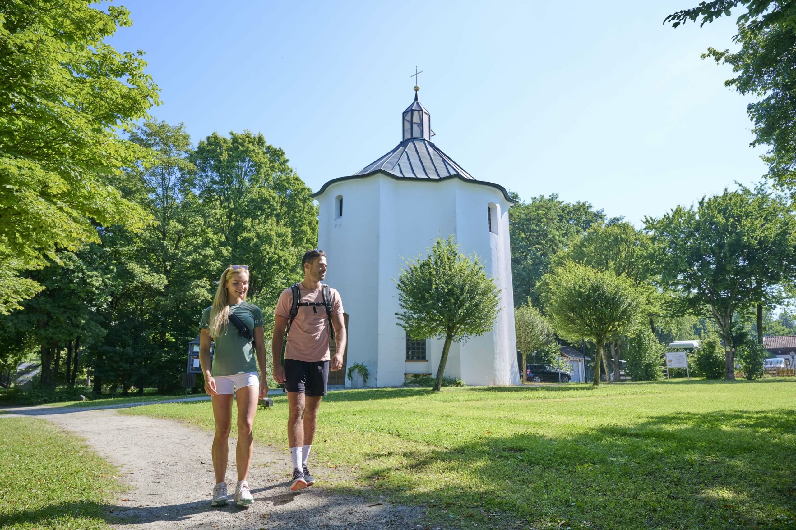 Wanderer vor Stephanskapelle Bad Griesbach