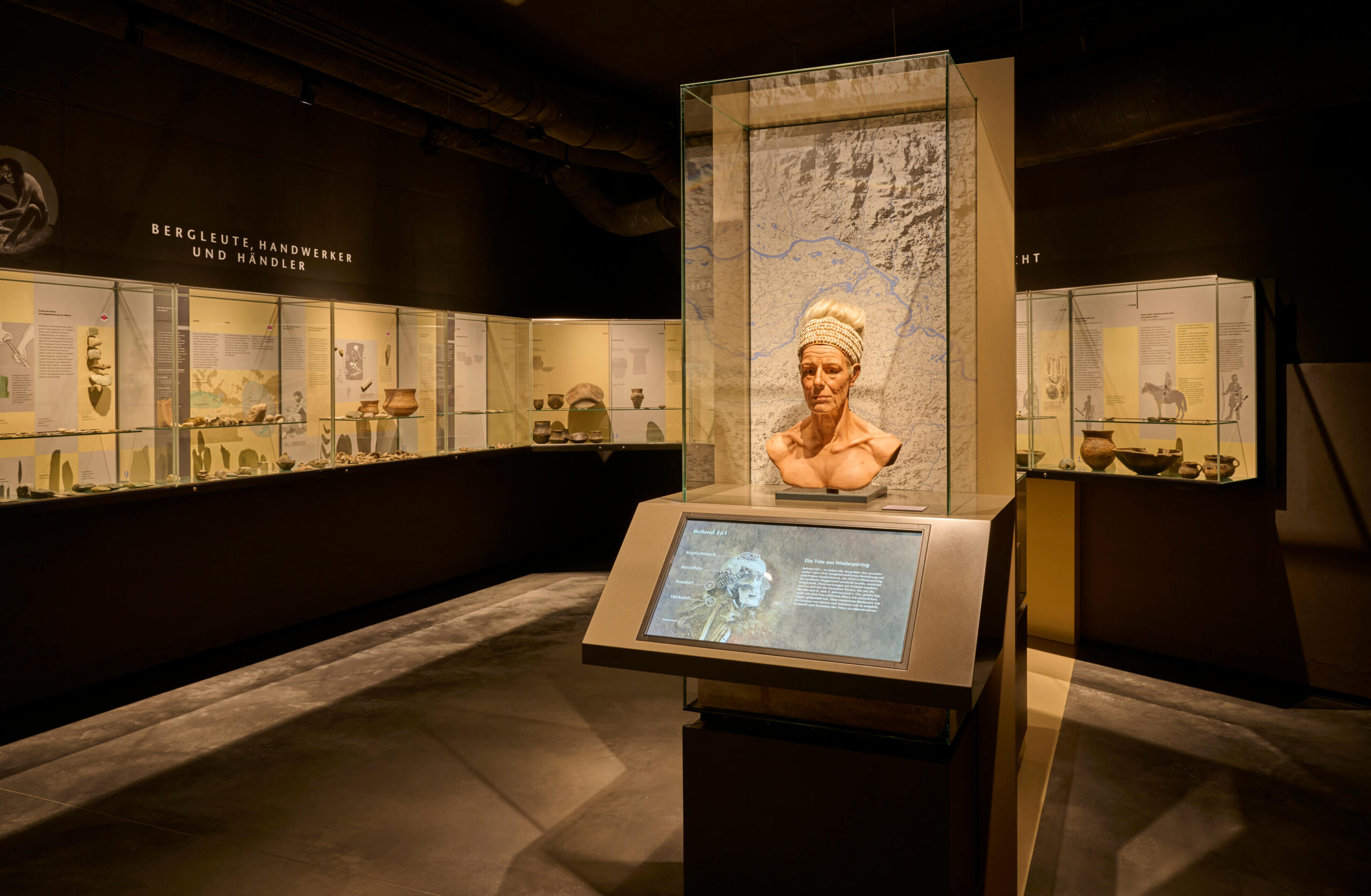 Austellungsraum eines Museums mit Exponaten